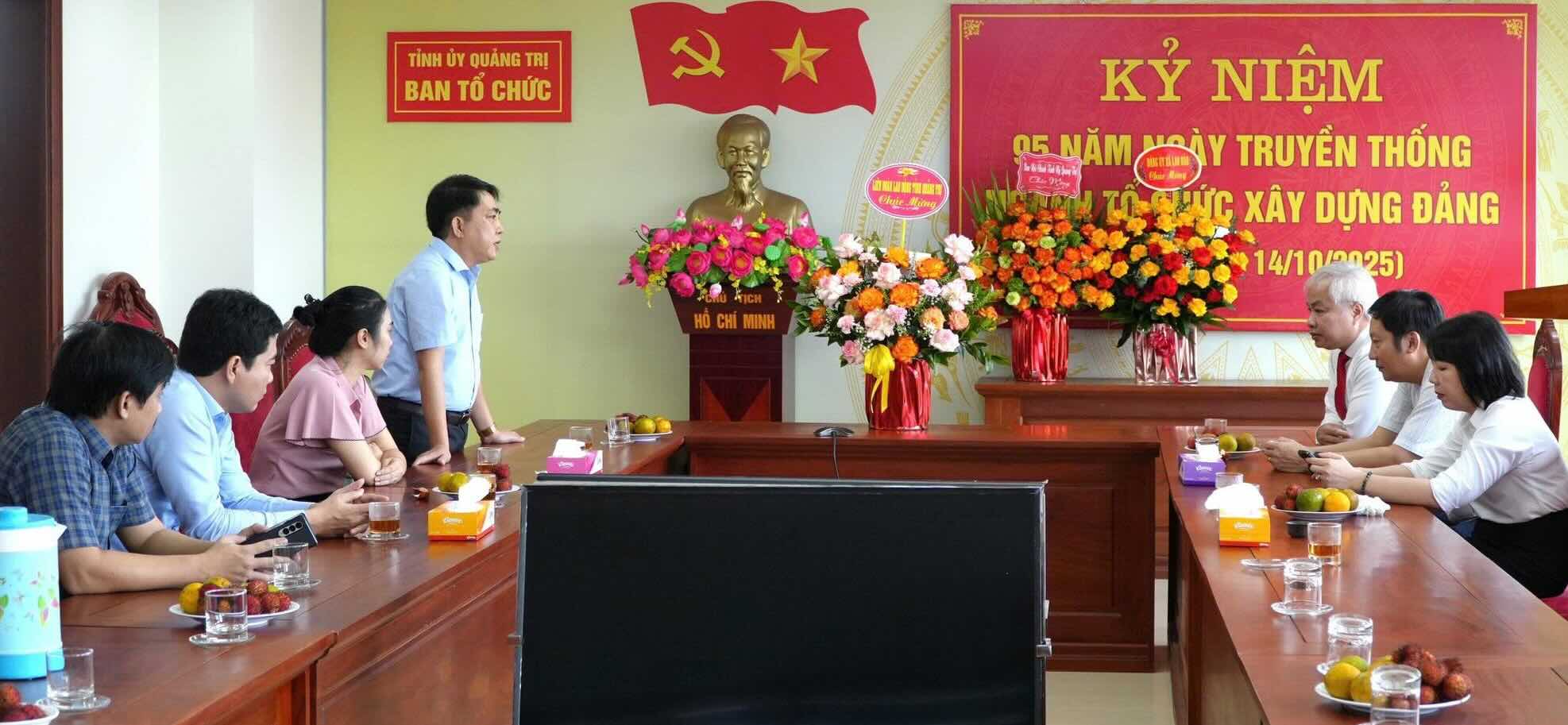 The delegation of the Quang Tri Provincial Labor Federation visited and congratulated the Provincial Party Committee's Organizing Committee. Photo: Quang Tri Trade Union