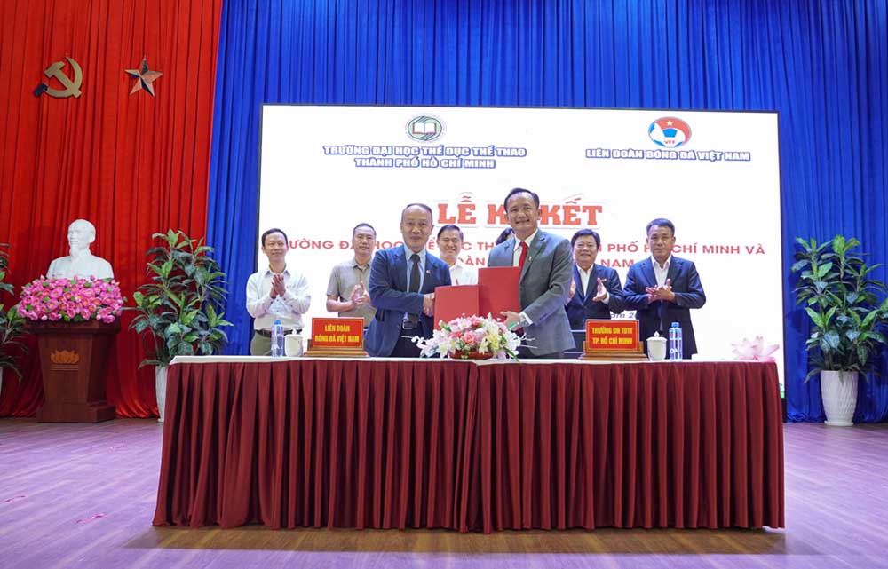 VFF 대표와 호치민시 체육대학교 대표가 베트남 축구 인력 양성 협력 협약 체결 의식을 수행하고 있습니다. 사진: VFF