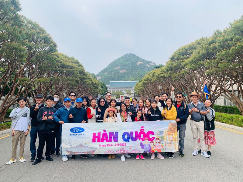 Employees working at Intimex Joint Stock Company will be able to travel abroad for 3 years due to the company's pension. Photo: DUC LONG