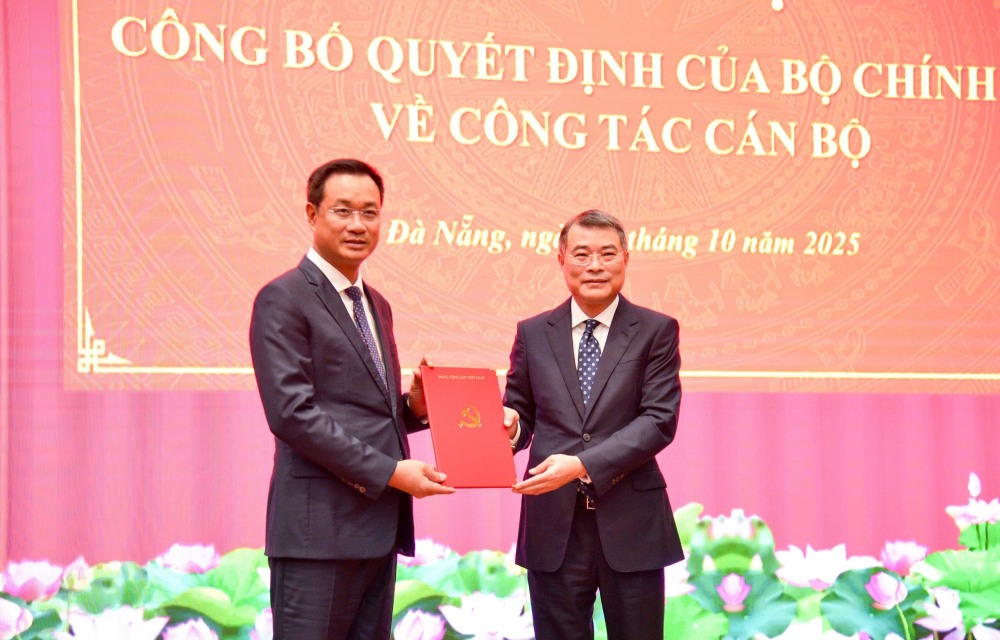 Politburo member, Secretary of the Party Central Committee, Head of the Central Organization Committee Le Minh Hung, presented the decision to appoint personnel of the Politburo to the new Secretary of the Da Nang City Party Committee Le Ngoc Quang. Photo: VGP/Minh Trang