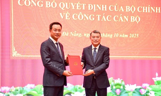 Ủy viên Bộ Chính trị, Bí thư Trung ương Đảng, Trưởng Ban Tổ chức Trung ương Lê Minh Hưng, trao quyết định chỉ định nhân sự của Bộ Chính trị cho tân Bí thư Thành ủy Đà Nẵng Lê Ngọc Quang. Ảnh: VGP/Minh Trang