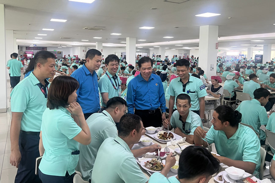 Mr. Ryo Onoue - Director of Human Resources Administration Department of Canon Vietnam Co., Ltd. (3rd from right) was happy at the joy of workers at the 2025 Union Meal. Photo: Ki'U VU