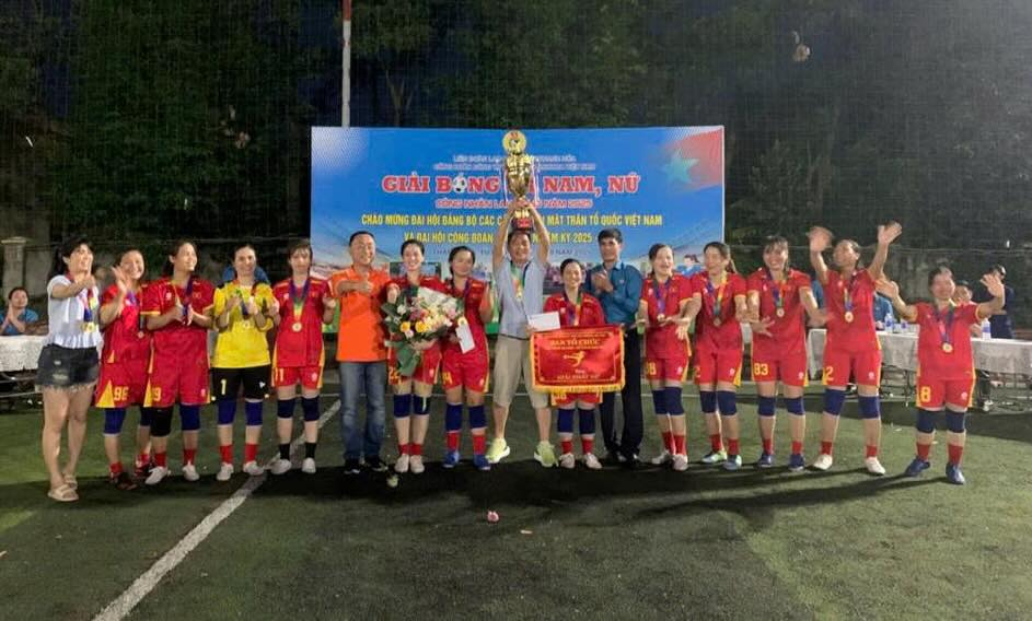 Representatives of the Thanh Hoa Provincial Labor Federation presented awards to the teams and outstanding workers. Photo: Thanh Hoa Trade Union