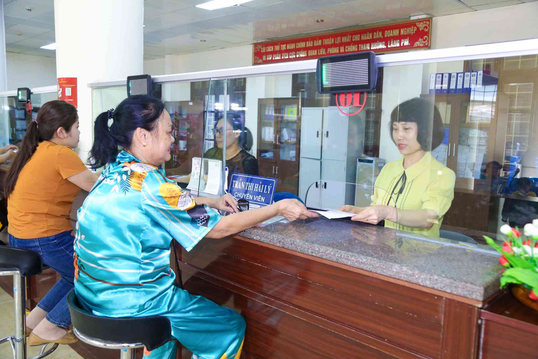 응에안성은 공공 부문에서 일할 인재를 유치하기 위한 지원 정책을 제안합니다. 사진: Dinh Tuyen