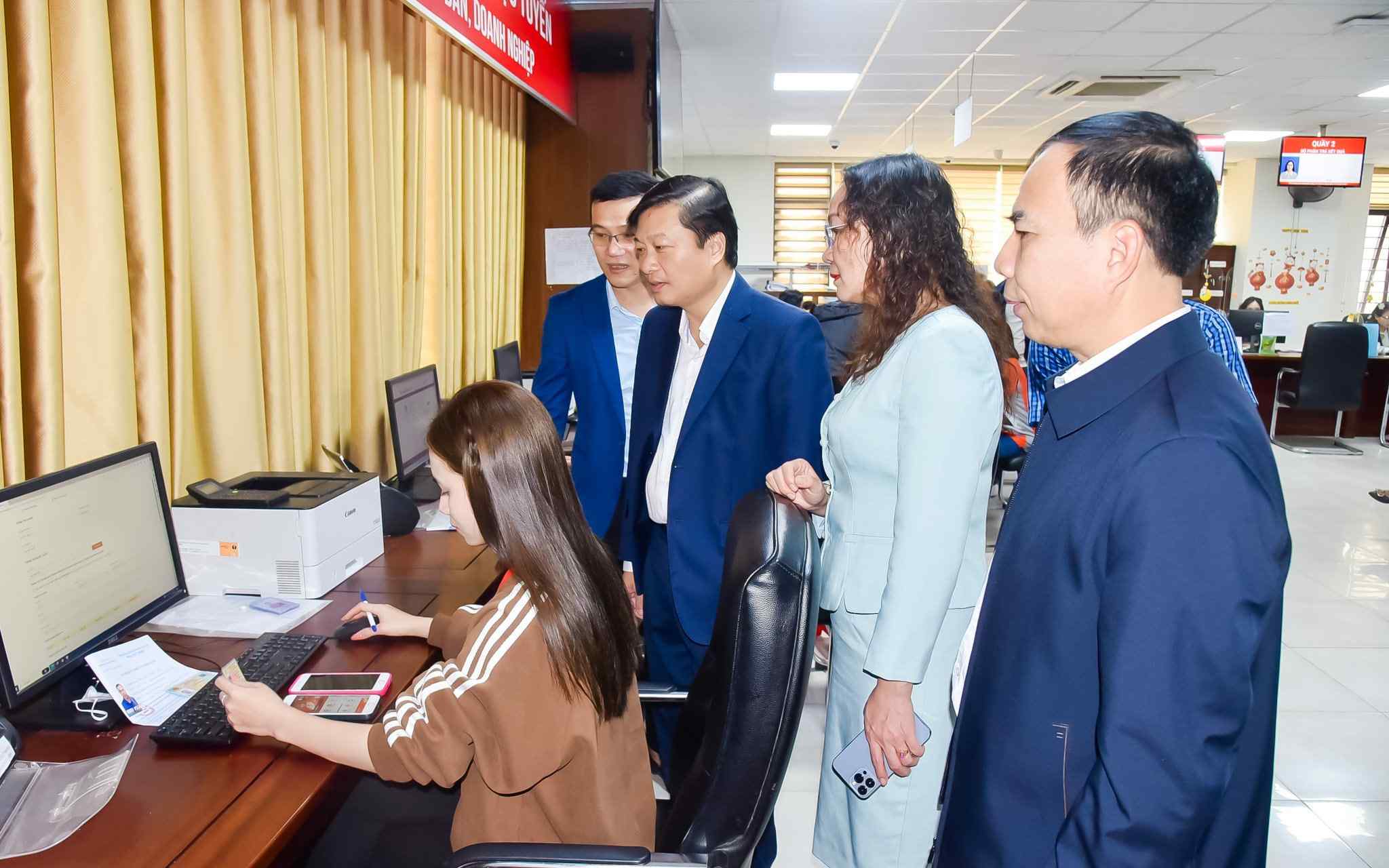 Lanh dao tinh Nghe An kiem tra cong tac ho tro nguoi dan nop ho so truc tuyen tai Trung tam Phuc vu hanh chinh cong tinh. Anh: Thanh Le