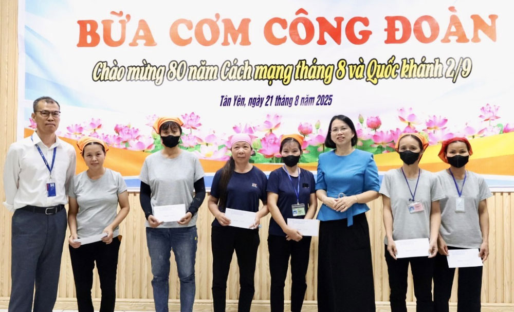 Lanh dao LDLD tinh Bac Ninh tang qua cho doan vien, cong nhan hoan canh kho khan trong chuong trinh “Bua com Cong doan” tai Cong ty TNHH Hana Kovi. Anh: QUYET CHIEN