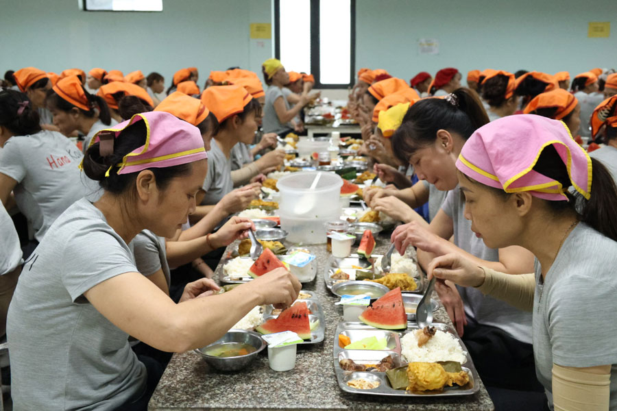 Union members and employees of Hana Kovi Company Limited enjoy the Union Meal on August 21, 2025. Photo: QUyet CHIEN