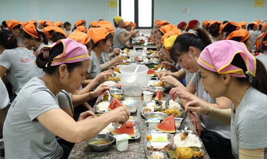 Đoàn viên, người lao động Công ty TNHH Hana Kovi thưởng thức Bữa cơm Công đoàn vào ngày 21.8.2025. Ảnh: QUYẾT CHIẾN