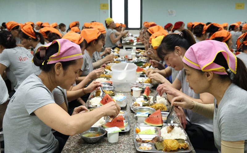 Union members and employees of Hana Kovi Company Limited enjoy the Union Meal on August 21, 2025. Photo: QUyet CHIEN