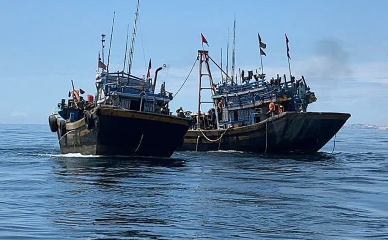 A pair of fishing boats violating fishing regulations were arrested by Lam Dong Border Guard at noon on October 14. Photo: Duy Tuan