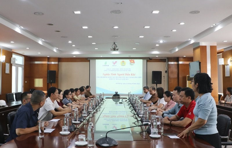 VNPOLY phat dong quyen gop de chia se kho khan voi dong bao vung chiu thiet hai nang ne boi bao lu. Anh: Tran Mien