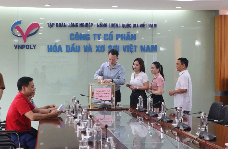 Officers, employees, and employees of Vietnam Petrochemical and Fiber Joint Stock Company support and share the difficulties with people affected by storms and floods. Photo: Tran Mien