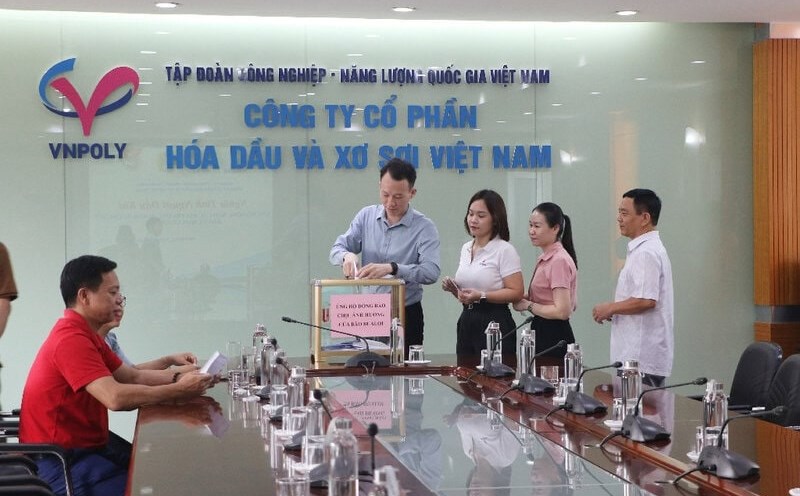 Officers, employees, and employees of Vietnam Petrochemical and Fiber Joint Stock Company support and share the difficulties with people affected by storms and floods. Photo: Tran Mien