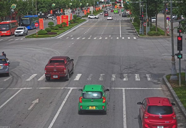 Un coche multado por superar un semaforo en rojo en Bac Ninh. Foto: Cong an Bac Ninh