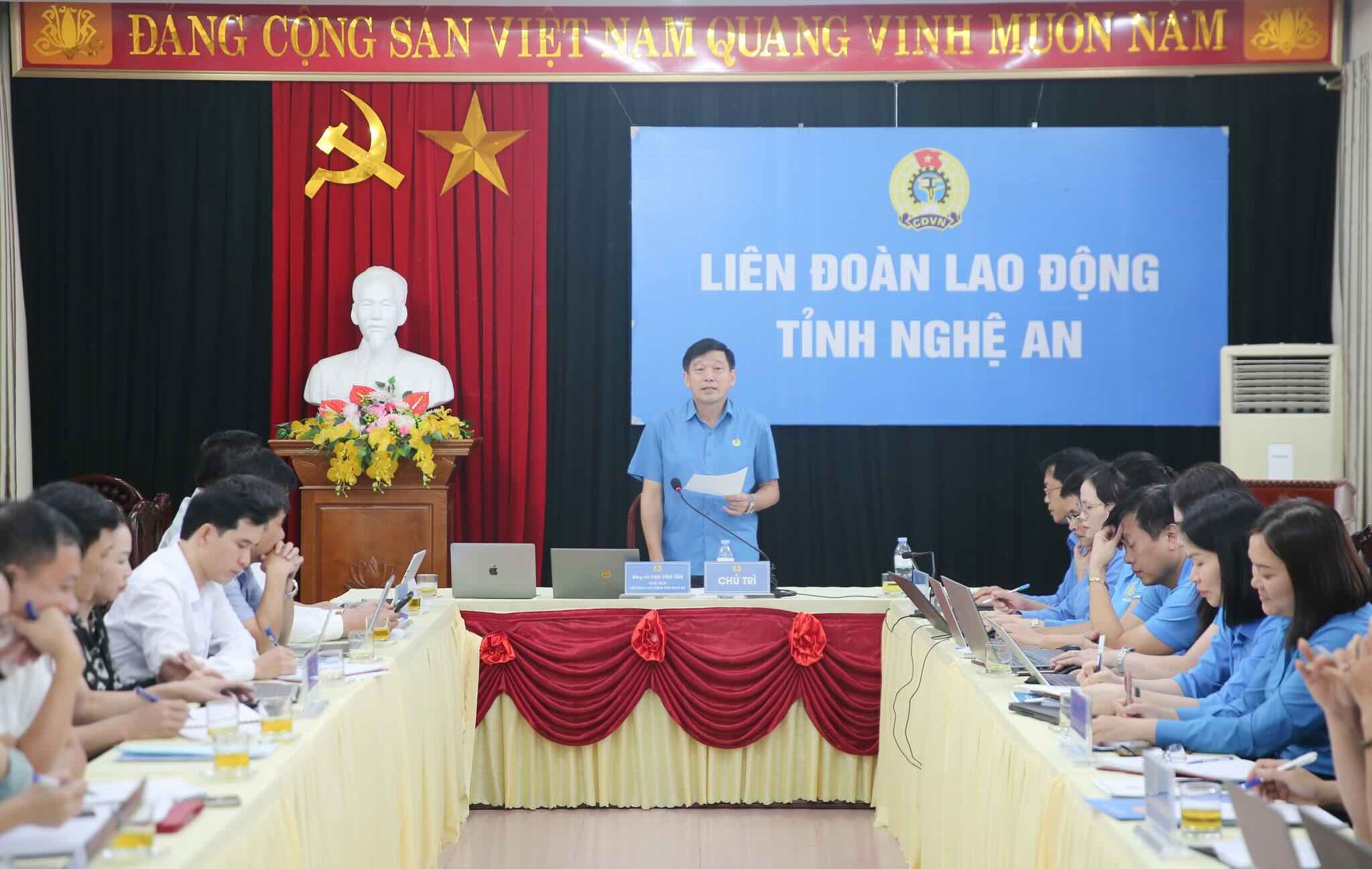 지역 내 23개 구/읍/면 노동조합에 대한 노동조합 대회 승인 회의. 사진: 응에안 노동조합