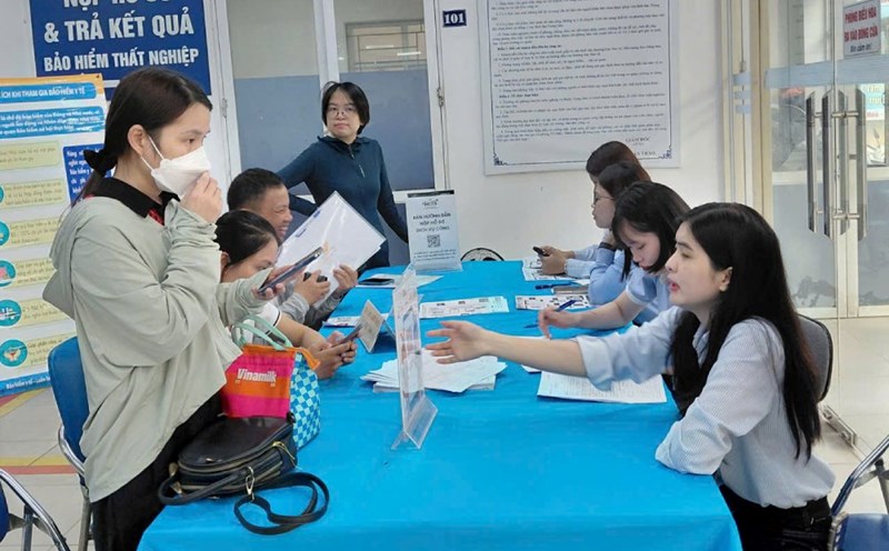 The Yen Hoa Ward Employment Consulting and Transaction Festival (Hanoi) has 52 participating businesses, recruiting 2,170 targets. Photo: Quynh Chi