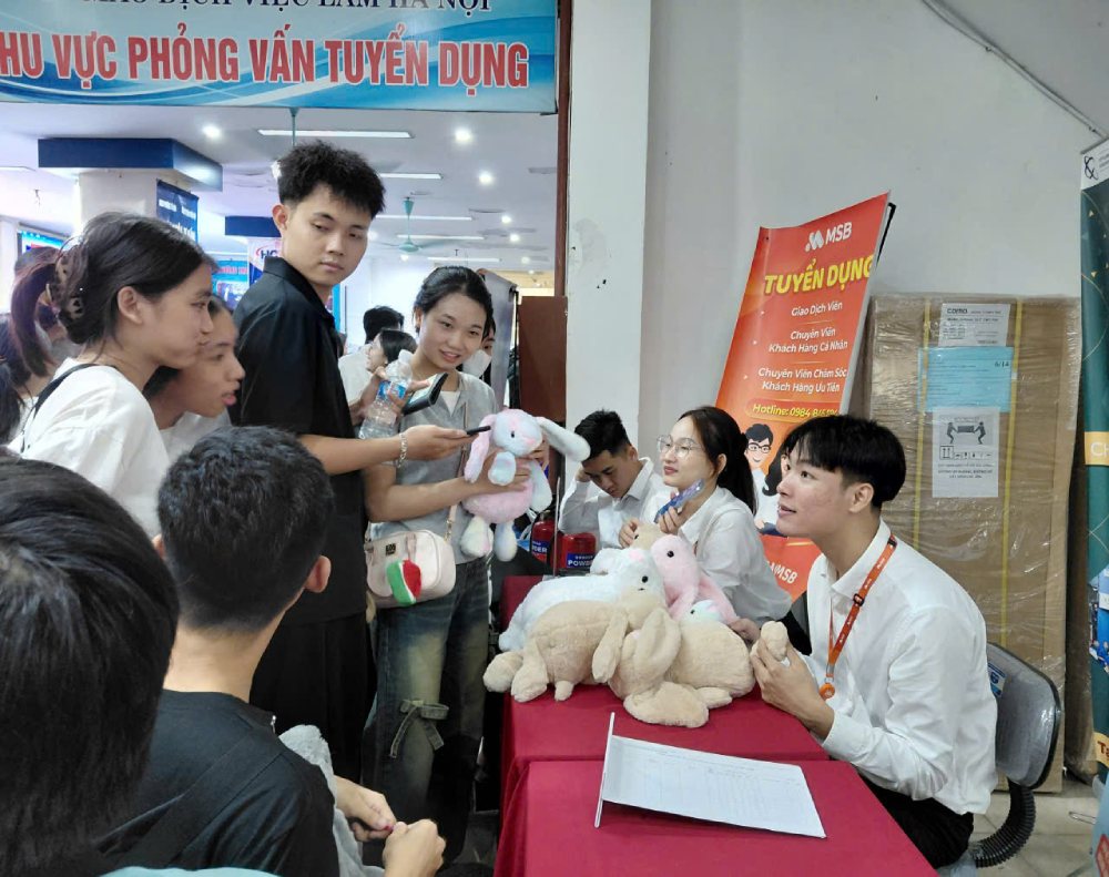 Phien tuyen dung da dang trinh do, tao co hoi viec lam rong mo cho nguoi lao dong. Anh: Quynh Chi