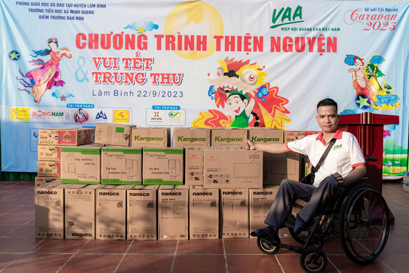 Doanh nhân Hồ Đình Tài trong một lần tham gia công tác thiện nguyện. Ảnh: Nhân vật cung cấp