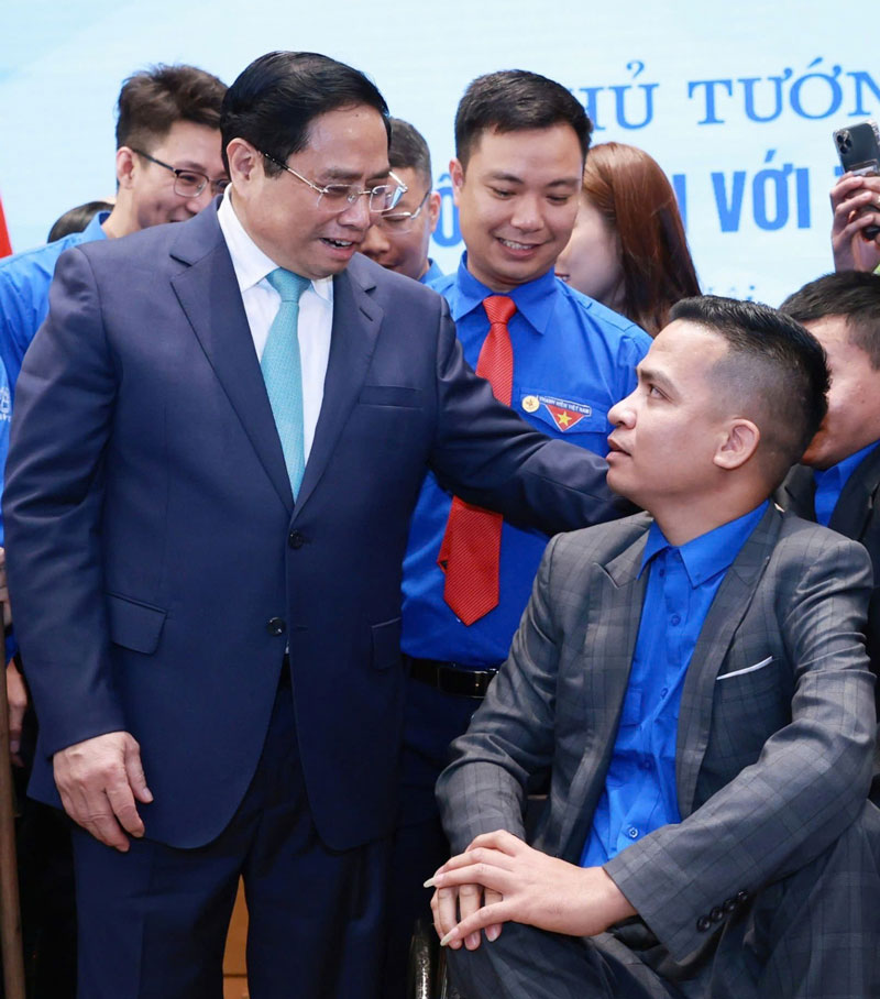 Nam 2023, doanh nhan Ho Dinh Tai vinh du tham du chuong trinh “Doi thoai voi thanh nien” cung Thu tuong Chinh phu. Anh: Nhan vat cung cap