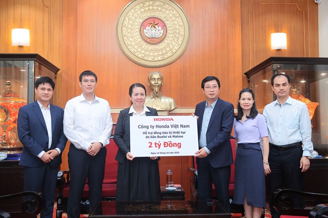 Cong ty Honda Viet Nam ung ho so tien 2 ti dong. Anh Hoai Nam