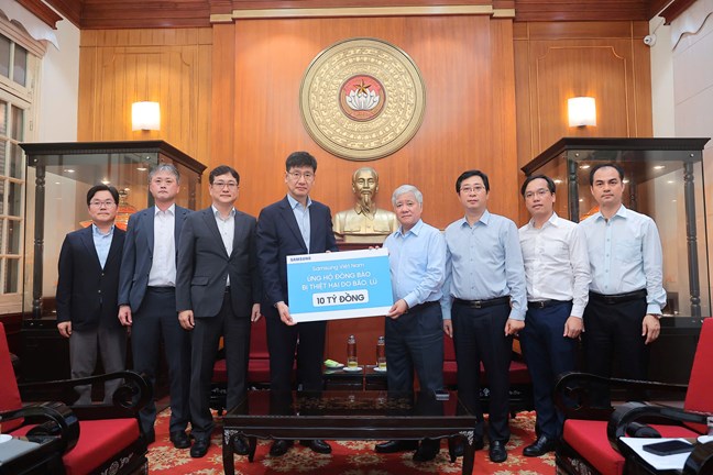 Mr. Do Van Chien - Politburo member, Secretary of the Party Central Committee, Chairman of the Central Committee of the Vietnam Fatherland Front received support from Samsung Vietnam. Photo: Hoai Nam