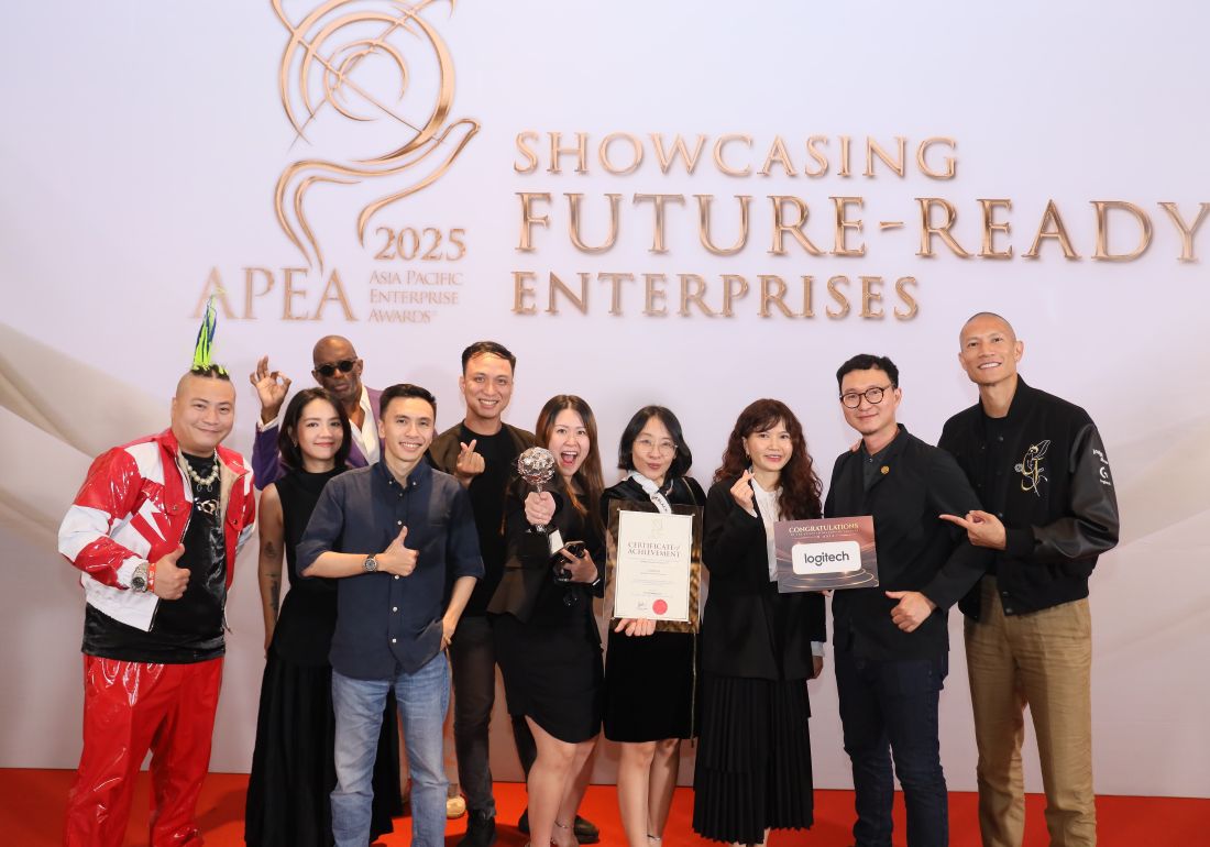 유명 인사들과 친구들이 시상식에서 로지텍과 함께 기뻐하고 있습니다. 사진: DNCC.