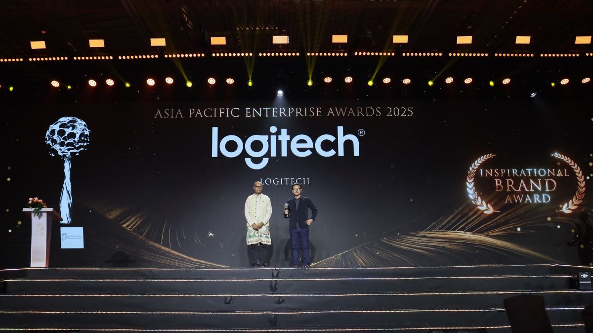 Ong Le Thanh Quang - Giam doc thi truong Singapore, Malaysia, Viet Nam cua Logitech - nhan giai thuong.  