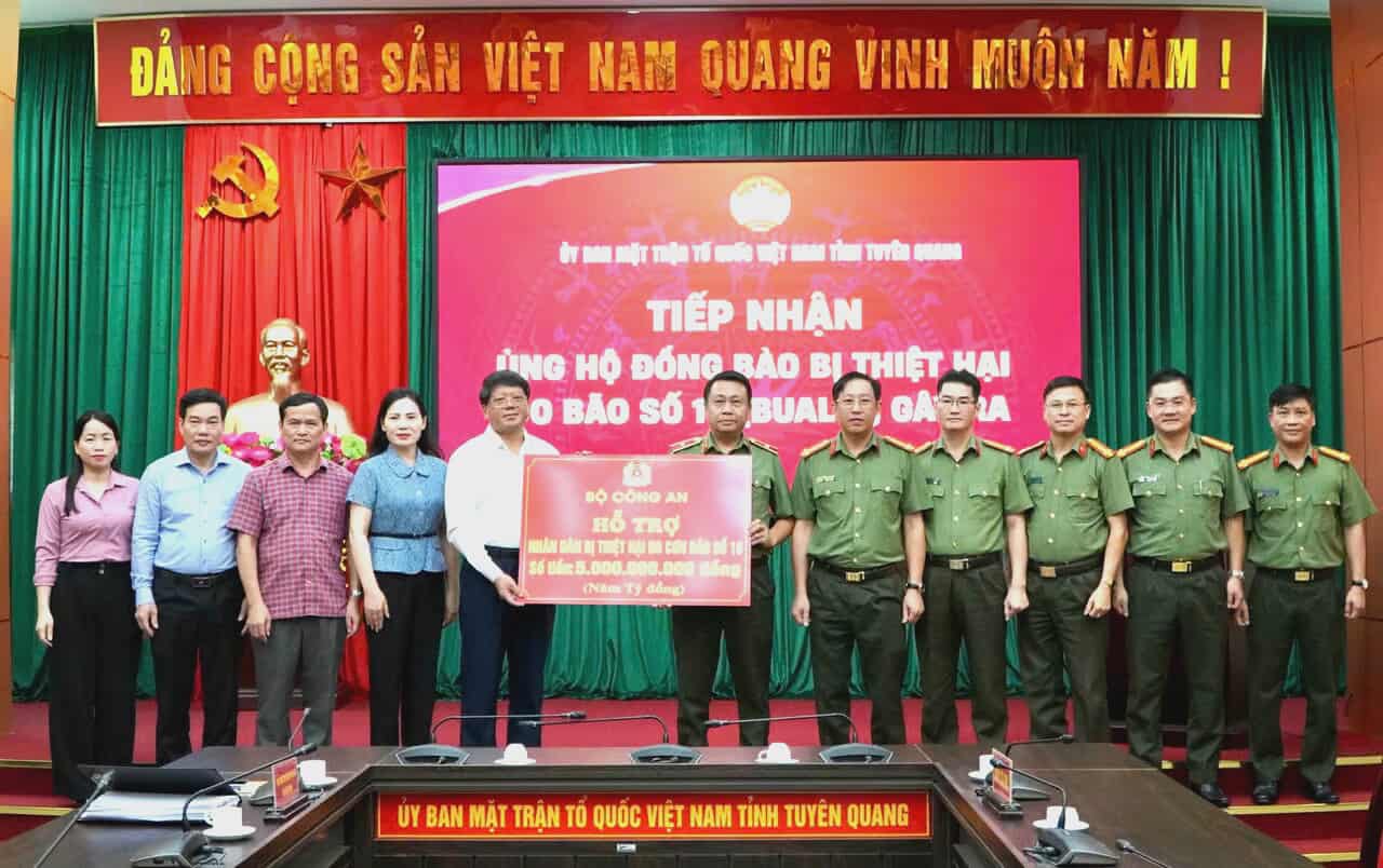 공안부는 뚜옌꽝성에 홍수 피해 복구를 위해 50억 동을 지원합니다. 사진: Duc Son