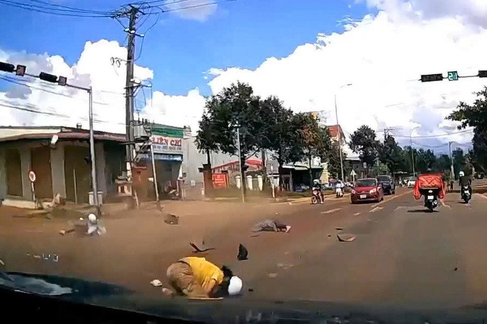 3 nguoi bi oto tong vang xuong duong. Anh: Gia Lai TV