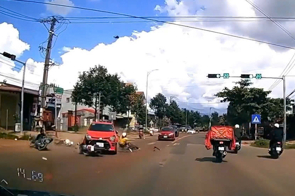 Ôtô con tông loạt phương tiện tại ngã tư ở Gia Lai, làm 3 người bị thương. Ảnh: Gia Lai TV