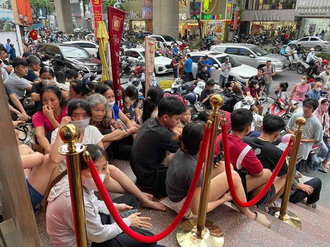 Hang dai nguoi cho mua vang tu sang som khi nghe gia vang tang