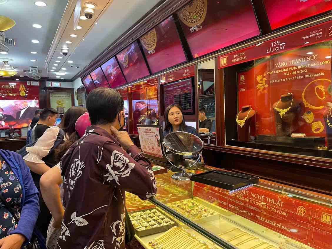Gia vang tang vot, vang rong thang long giao dich le ban ra 14.660 /1 chi tai cua hang Bao Tin Minh Chau