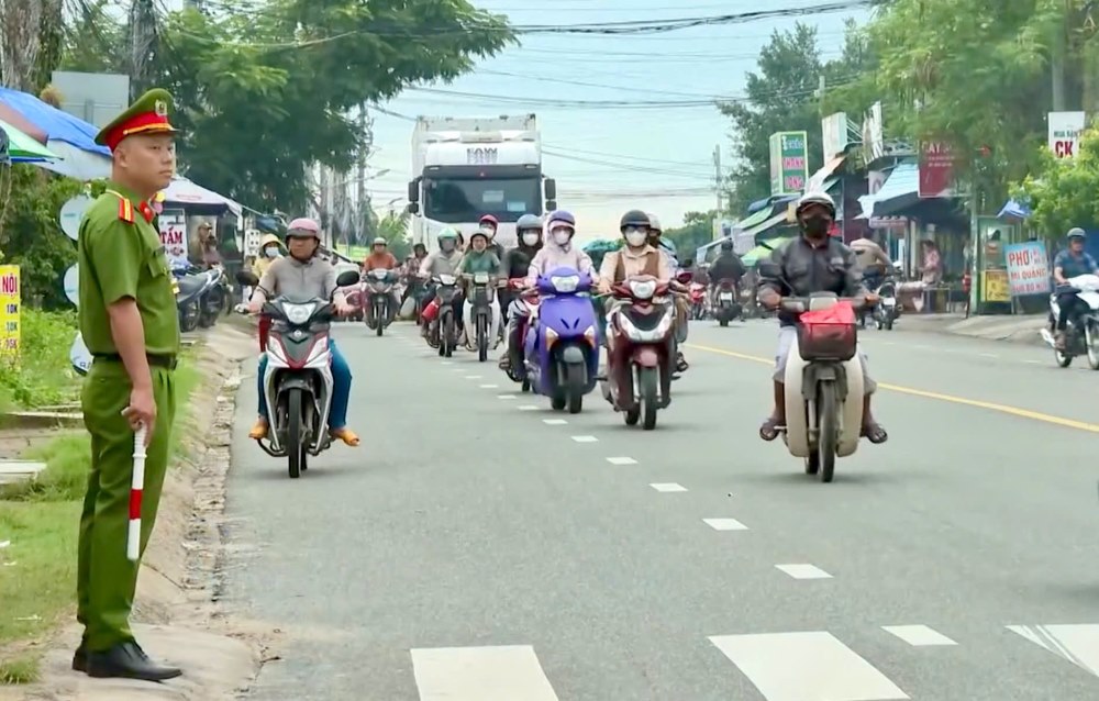 Cong an xa Ham Liem tuc truc, lap lai trat tu truoc cong KCN Phan Thiet. Anh: Duy Tuan 