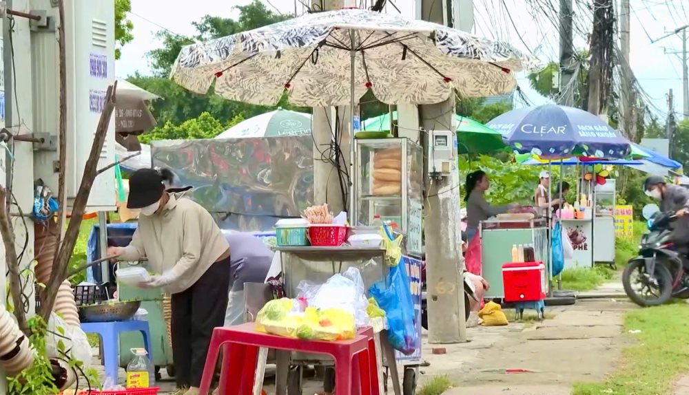 Nguoi dan buon ban o khu vuc truoc cong KCN Phan Thiet. Anh: Duy Tuan 
