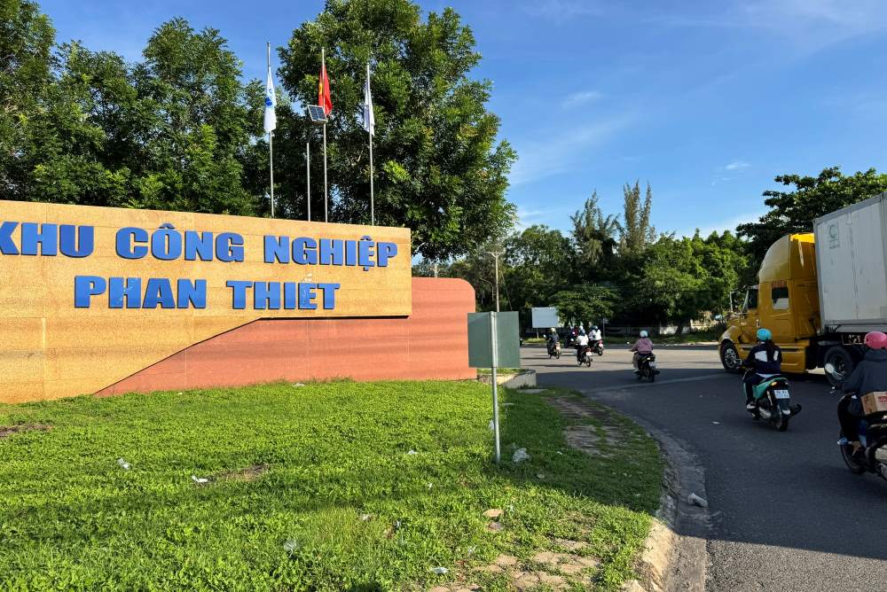 Truoc cong Khu cong nghiep Phan Thiet. Anh: Duy Tuan 