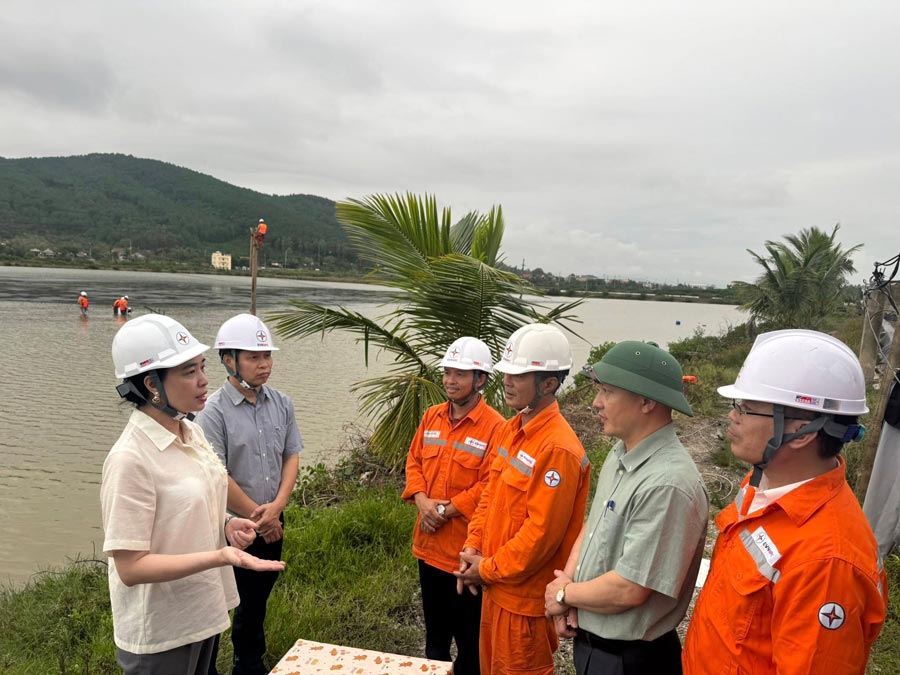 Ms. Do Nguyet Anh - Party Secretary, Chairwoman of the Board of Members of the Northern Power Corporation was directly present at the scene, directing the repair of the power grid in Nghi Son area, Thanh Hoa. Photo: EVNNPC