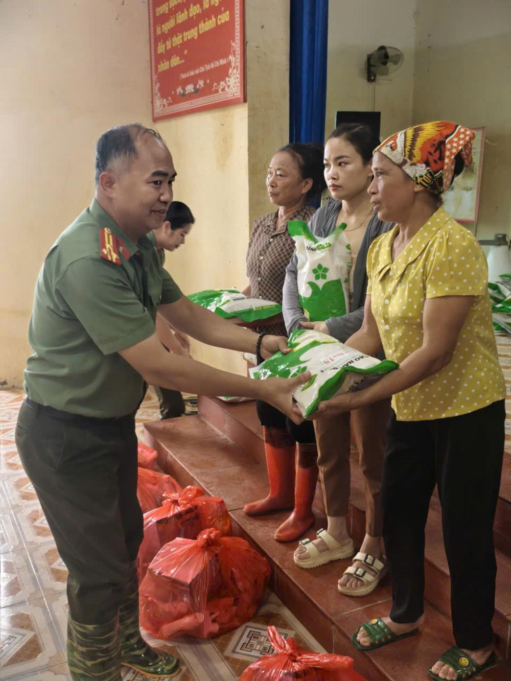 Cong doan Cong an nhan dan to chuc hoat dong tham, tang qua cho ba con nhan dan thon Da Hoi, xa Hop Thinh (Bac Ninh). Anh: Quang Toan