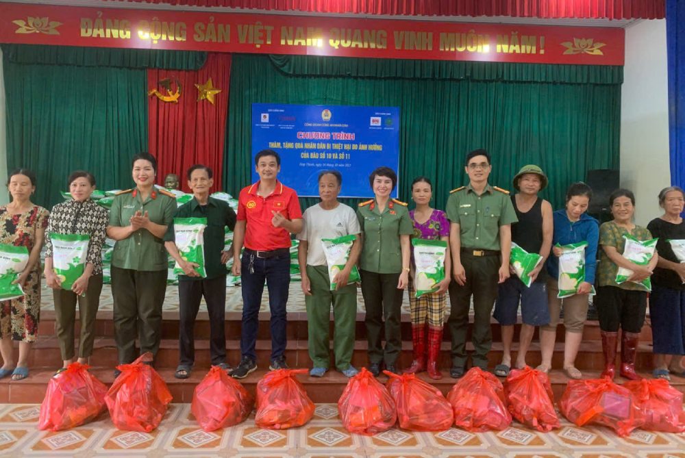 The People's Public Security Trade Union organized a visit and gift giving activity for the people of Da Hoi village, Hop Thinh commune (Bac Ninh). Photo: Quang Toan