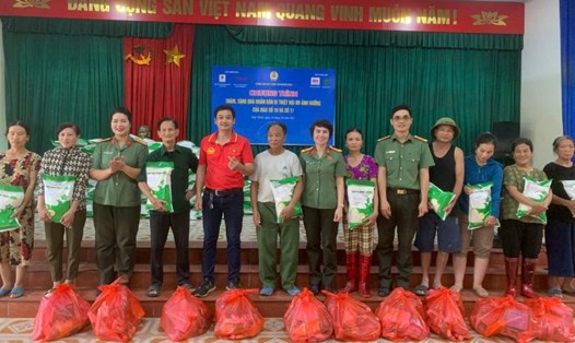 Công đoàn Công an nhân dân tổ chức hoạt động thăm, tặng quà cho bà con nhân dân thôn Đa Hội, xã Hợp Thịnh (Bắc Ninh). Ảnh: Quang Toản