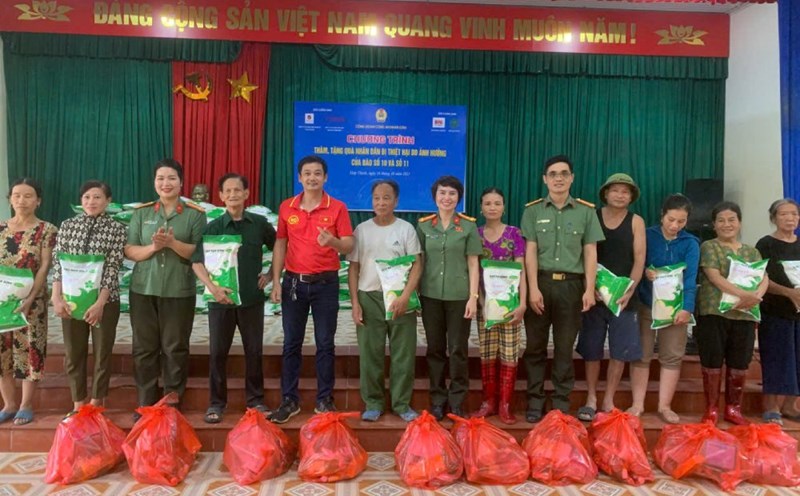 El Sindicato de la Policia Popular organiza actividades para visitar y entregar regalos a la gente de la aldea de Da Hoi comuna de Hop Thinh (Bac Ninh). Foto: Quang Toan