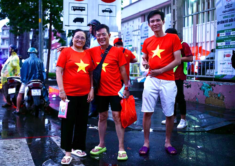 Doi tuyen Viet Nam se thi dau tran luot ve vong loai cuoi Asian Cup 2027 gap doi tuyen Nepal tren san Thong Nhat vao luc 19h30 toi nay (14.10). Theo ghi nhan cua Lao Dong, khoang 2 gio truoc gio bong lan, nhieu co dong vien cung ao co do sao vang da co mat o san Thong Nhat.