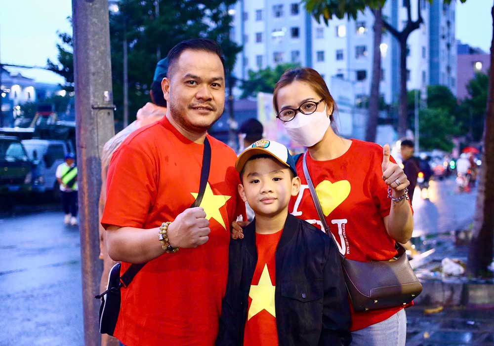 Nhieu gia dinh dan theo con nho den san de duoc tan mat theo doi cac cau thu cua doi tuyen Viet Nam thi dau.