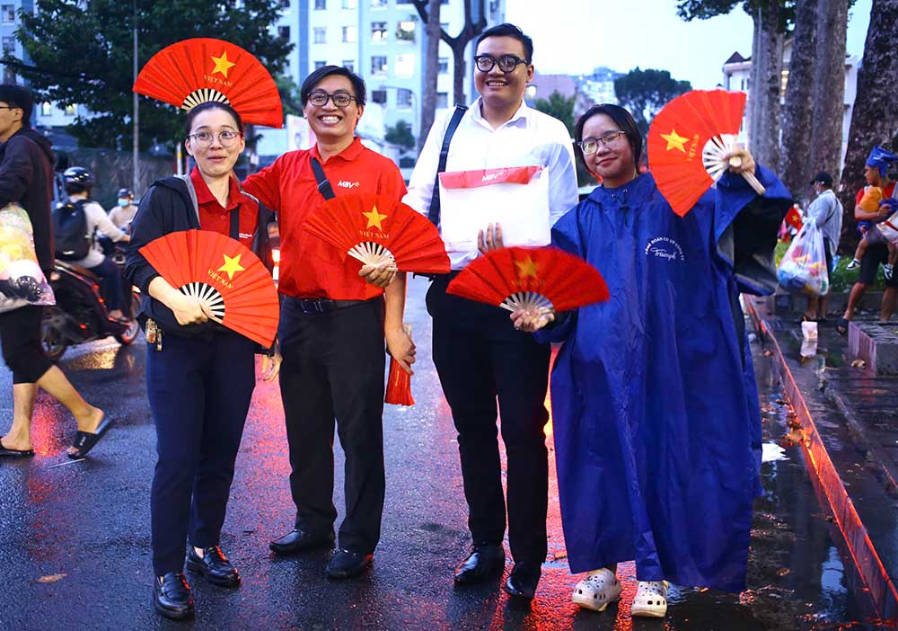 Bat chap con mua xuat hien o TPHCM, nhieu co dong vien van quyet tam de san som de tan huong khong khi cuong nhiet o san van dong cung nhu co vu thay tro huan luyen vien Kim Sang-sik.