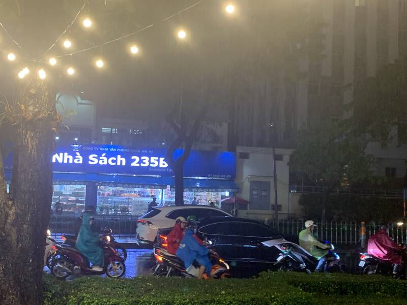 Thunderstorms are developing and causing rain in Ho Chi Minh City. Photo: Ha May
