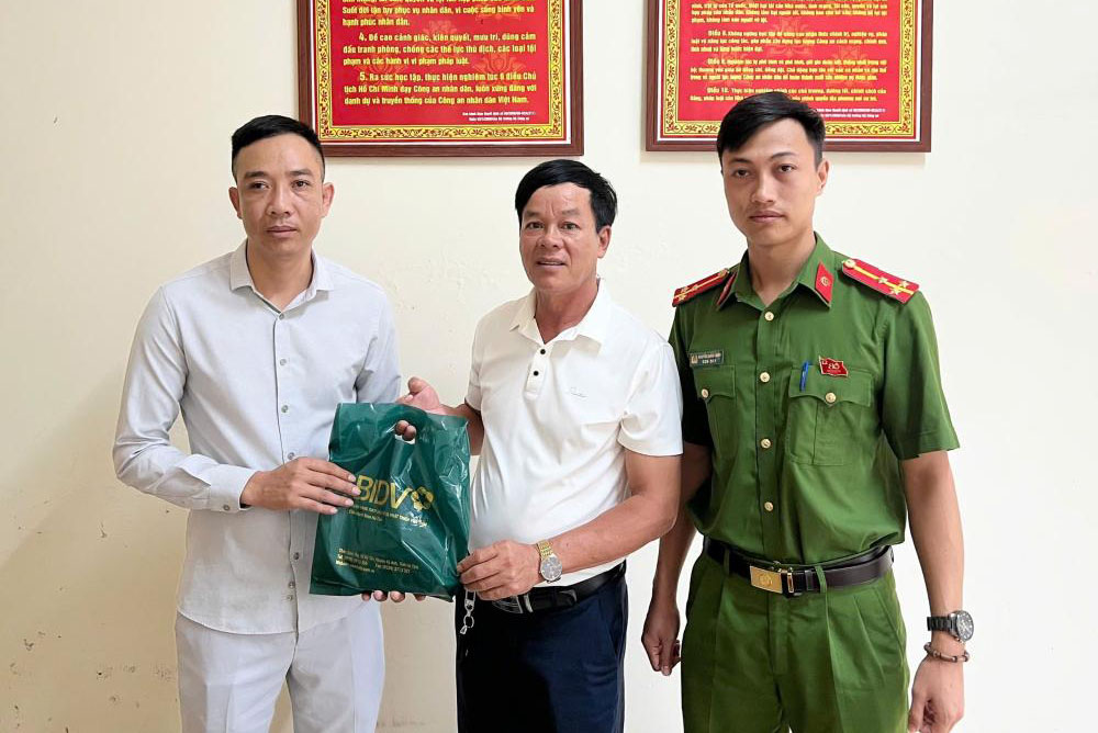 Cam Due Commune Police witnessed Mr. Thu receiving 100 million VND back after mistakenly transferring it. Photo: Ha Tinh Police.