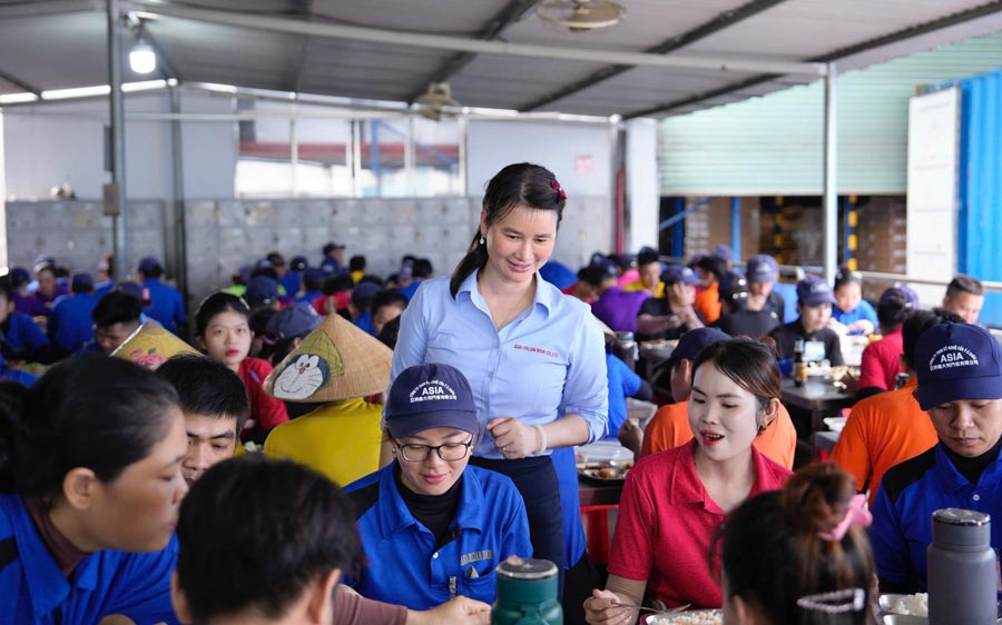 Bà Lê Thị Hương - Chủ tịch CĐCS Công ty TNHH Kỹ nghệ Cửa Ý Á Châu luôn gần gũi với công nhân lao động. Ảnh: Đình Trọng