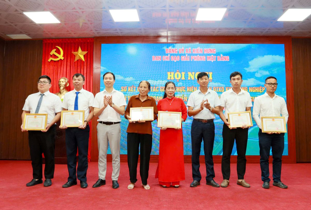 Cac tap the, ca nhan duoc bieu duong tai hoi nghi. Ảnh: Cong TTDT Hai Phong