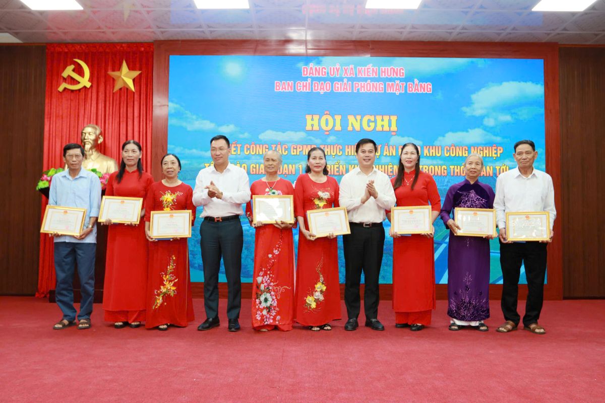 Many collectives and individuals have outstanding achievements in site clearance to implement the Tan Trao Industrial Park Infrastructure Development Investment Project Phase 1. Photo: Hai Phong Portal