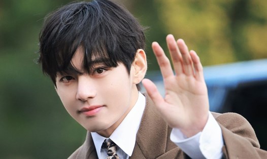 V (BTS) gây bão truyền thông khi tham dự show Celine. Ảnh: cắt từ video