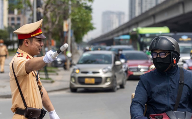 People pay attention to traffic diversion plans to have a suitable travel route. Photo: Hanoi Police